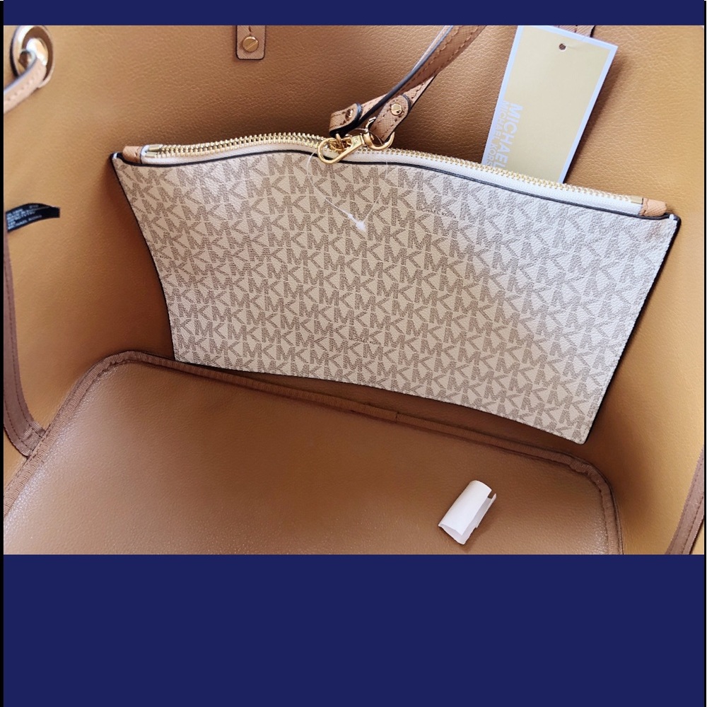 Gaby’sBags👜💕-NWT Michael Kors Large Tote &Pouch - Picture 5 of 7